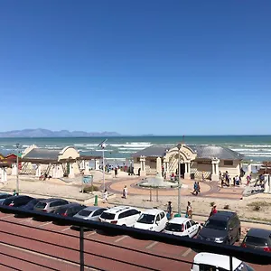 at-the-beach-muizenberg.hotels-capetown.com/